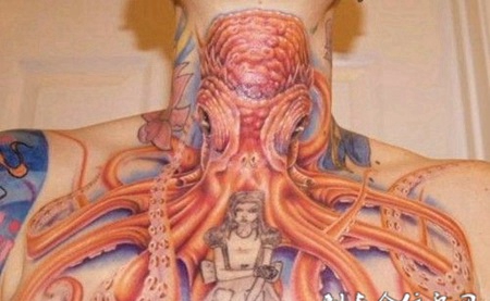 脖子上的章鱼纹身图案
