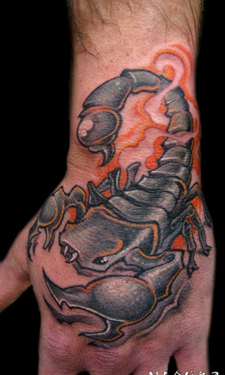 手背上的蝎子纹身图案