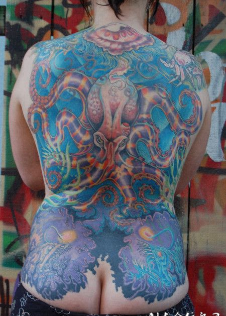 满背的章鱼纹身图案