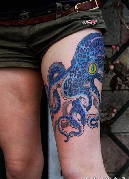 大腿上蓝色章鱼的纹身图案