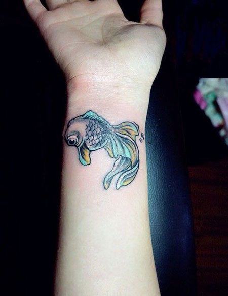 手腕上的金鱼纹身图案