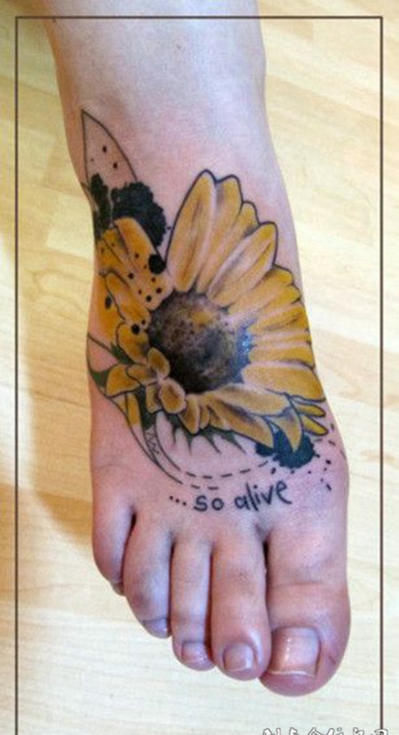 脚面上的向日葵纹身图案