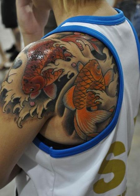 肩部金鱼水花纹身图案