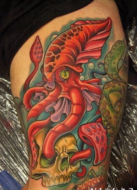 大臂上的章鱼骷髅头纹身图案