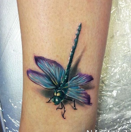 小臂上的蜻蜓纹身图案