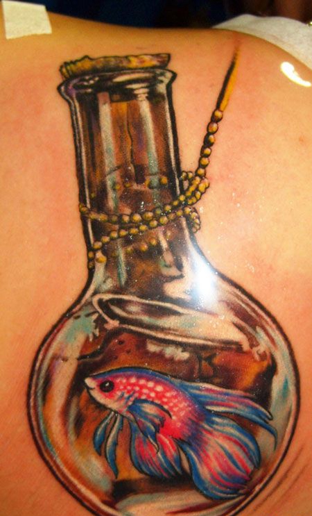 背部烧杯金鱼纹身图案