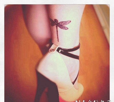 小腿上的蜻蜓纹身图案