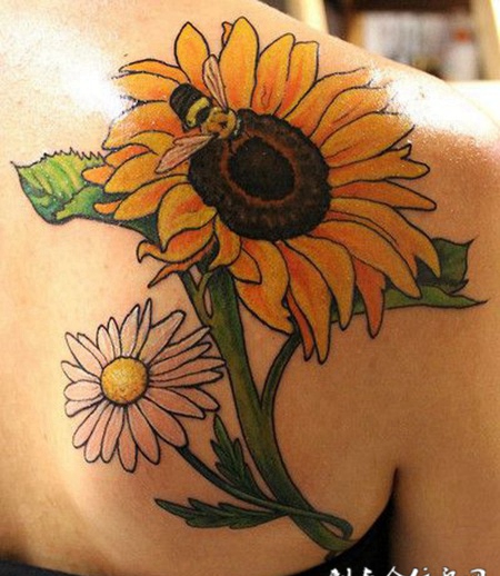 后背上的向日葵纹身图案