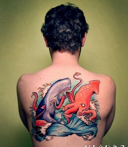 后背上的章鱼鲨鱼纹身图案