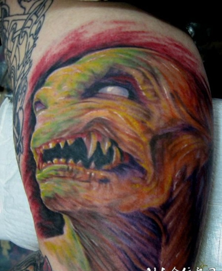 大臂上的丧尸纹身图案