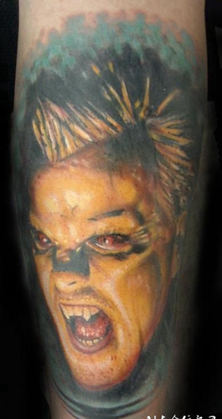 小腿上的丧尸纹身图案