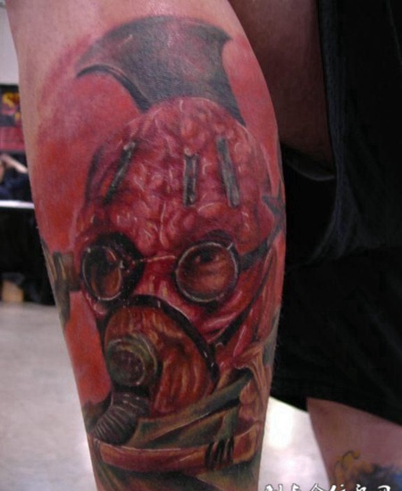 大臂上的怪兽纹身图案