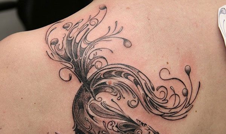 肩部创意金鱼纹身图案