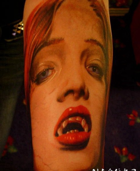 小臂上的吸血鬼纹身图案