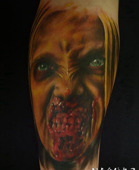 小臂上的丧尸纹身图案