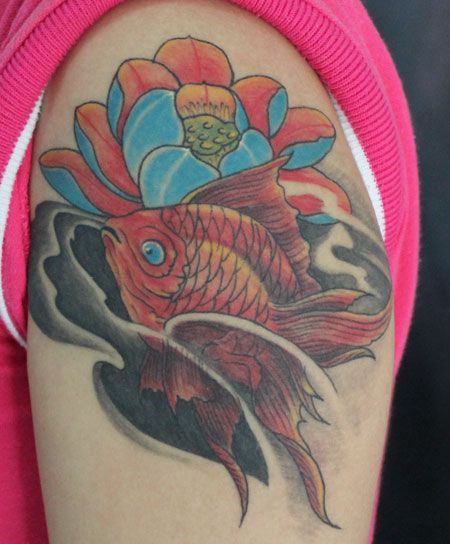 大臂金鱼莲花纹身图案