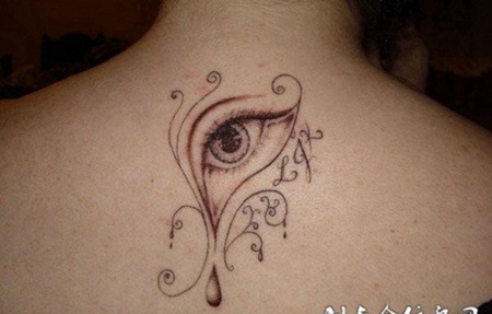后背上的眼睛纹身图案