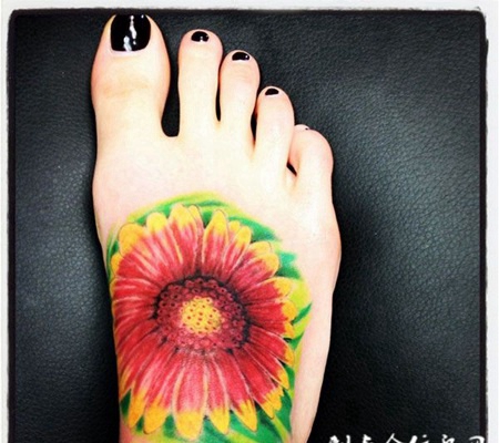脚面上的雏菊纹身图案