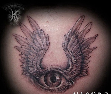 大臂上张翅膀的眼睛纹身图案