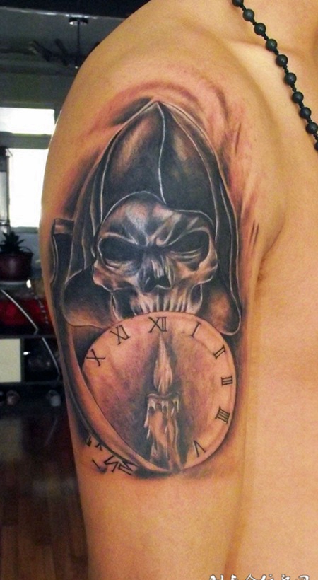 大臂上的骷髅时钟纹身图案