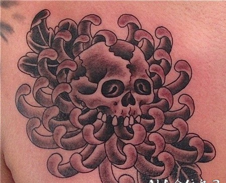 后背上的菊花骷髅头纹身图案