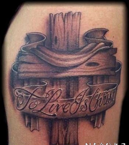 大臂上的木板十字架纹身图案