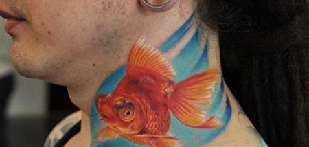颈部个性金鱼纹身图案
