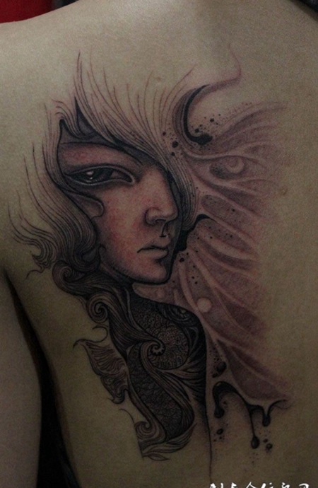 后背上的帅哥纹身图案