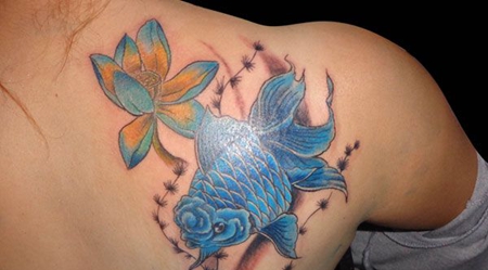 肩部蓝色金鱼莲花纹身图案