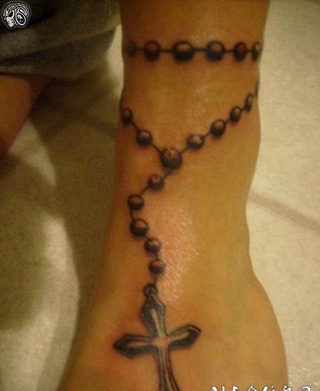 脚踝上的十字架脚链纹身图案