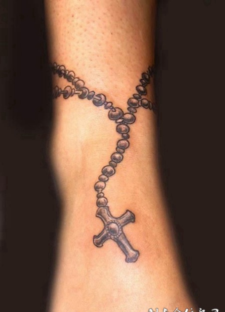 脚踝上的脚链十字架纹身图案