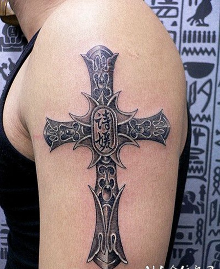 大臂上镶着骷髅的十字架纹身图案