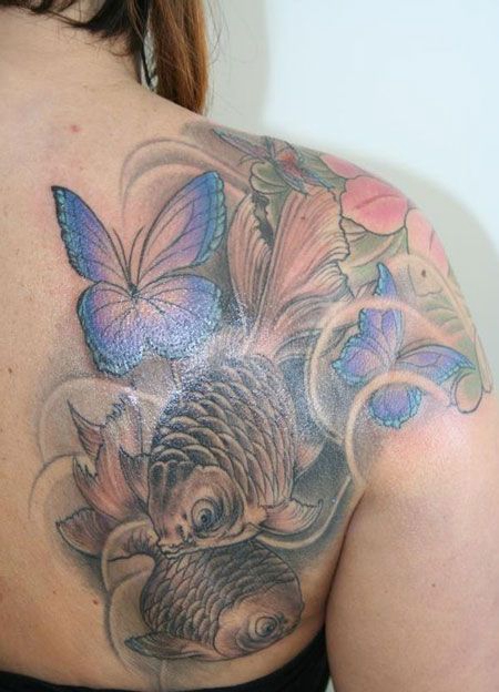 背部金鱼蝴蝶纹身图案