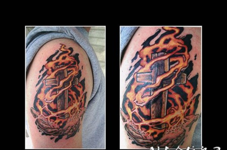 大臂上带着火焰的十字架纹身图案