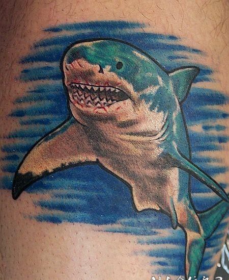 大臂上的鲨鱼纹身图案