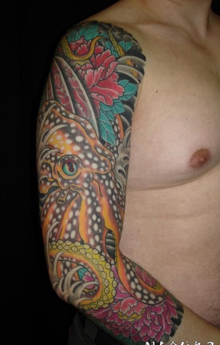 花臂牡丹中的章鱼纹身图案