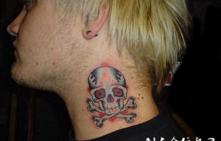 脖子上的骷髅头纹身图案