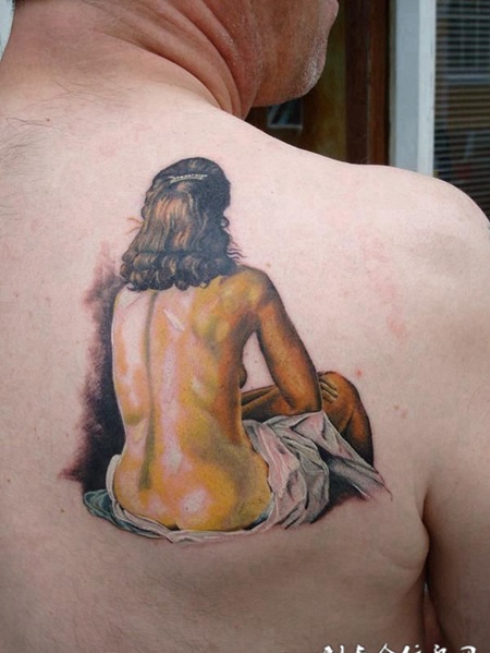 后背上的裸背美女纹身图案