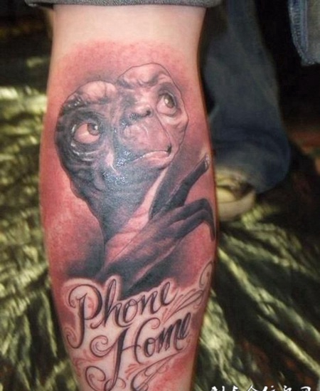 小腿上的外星人的纹身图案