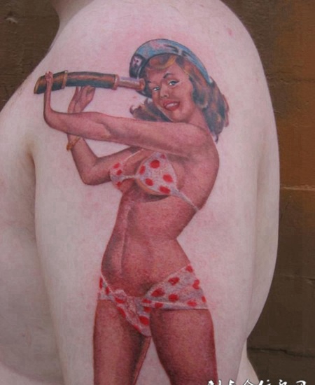 大臂上的比基尼美女纹身图案