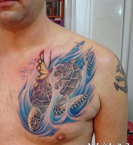 胸前的海龟纹身图案