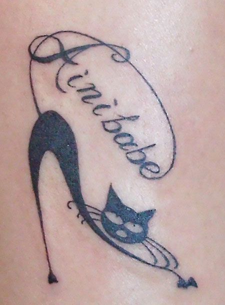 手臂伸着懒腰的小猫纹身图案