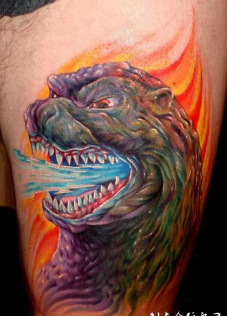 大腿上的怪兽纹身图案