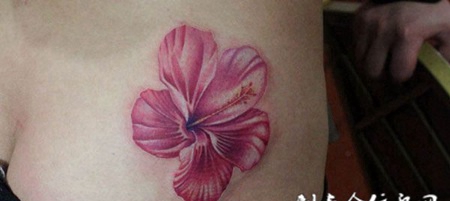 腰侧的木槿花纹身图案