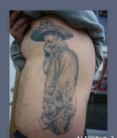 腰侧叼着烟的牛仔纹身图案