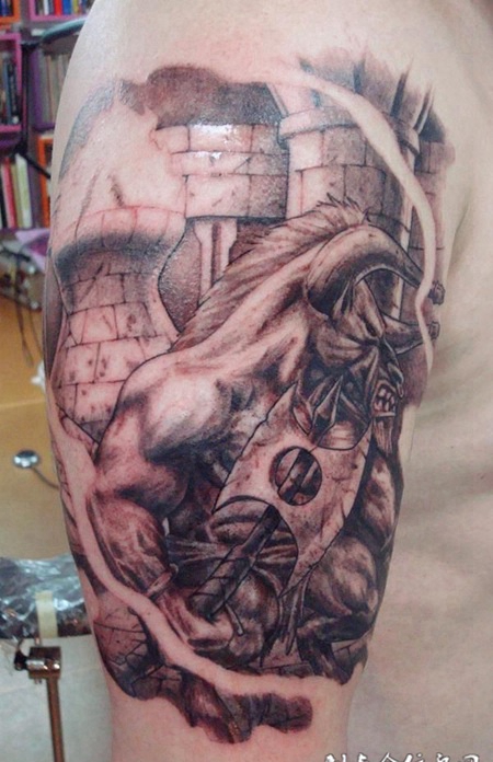 大臂上的牛魔王纹身图案