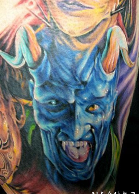 大臂上的蓝面恶魔纹身图案