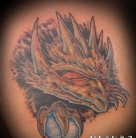 大臂上的恐龙纹身图案