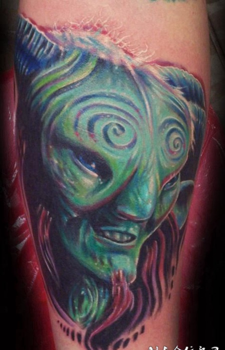 大臂上的绿色恶魔纹身图案