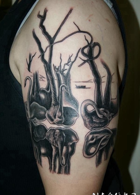 大臂上的大象与天鹅纹身Taunton